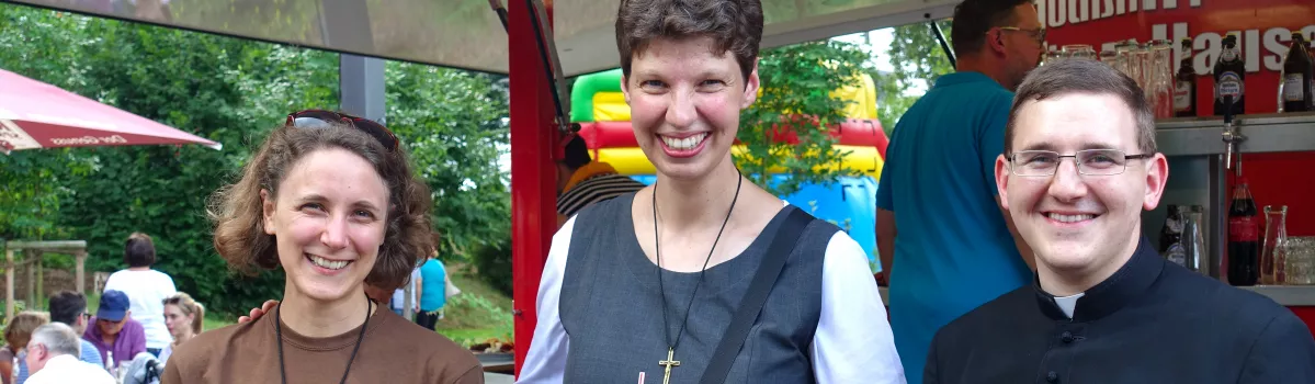 Oblatenfamilie Eine Assoziierte, eine Schwester und ein Oblate stehen nebeneinander