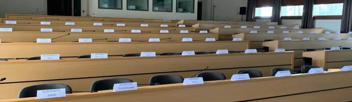 Stuhlreihen mit Namensschildern