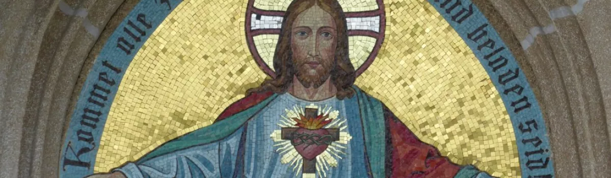 Herz-Jesu-Mosaik über dem Südportal der Pfarrkirche in Bad Kreuzen (Oberösterreich)