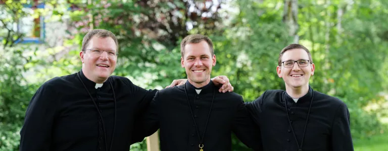 Jugendkloster drei Patres Pater Bartek, Pater Patrick und Pater Andre