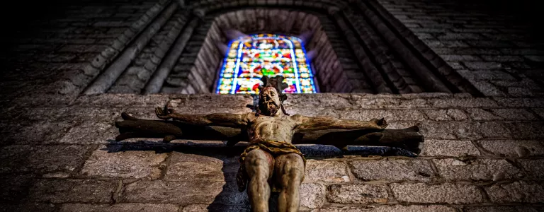 Kreuz Ein Kruzfix in einer Kirche.