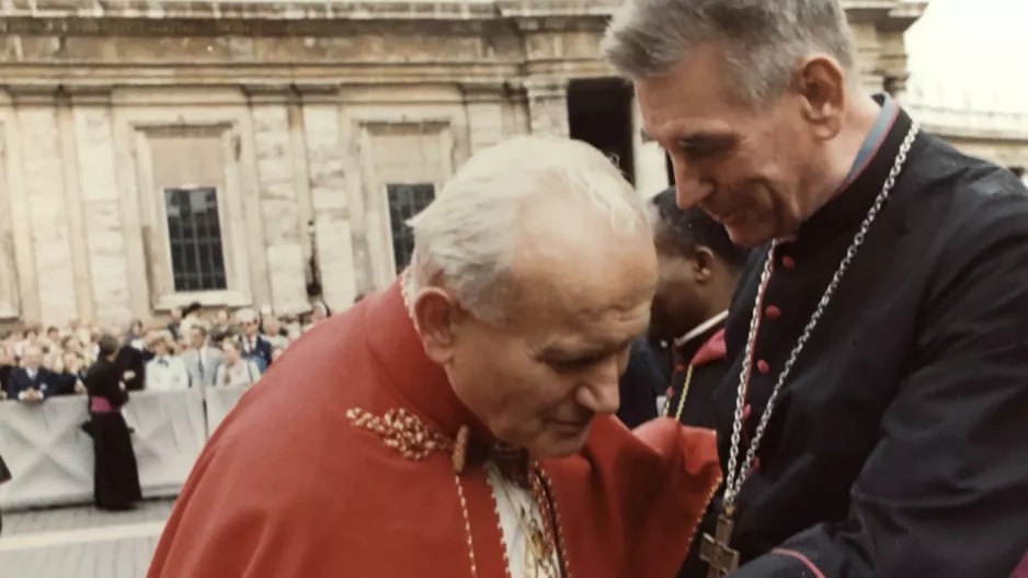 Zusammentreffen von Johannes Paul II. und Pai Puku in Rom /Foto:Nanny 97 (wikimedia) Zusammentreffen von Johannes Paul II. und Pai Puku in Rom /Foto:Nanny 97 (wikimedia)