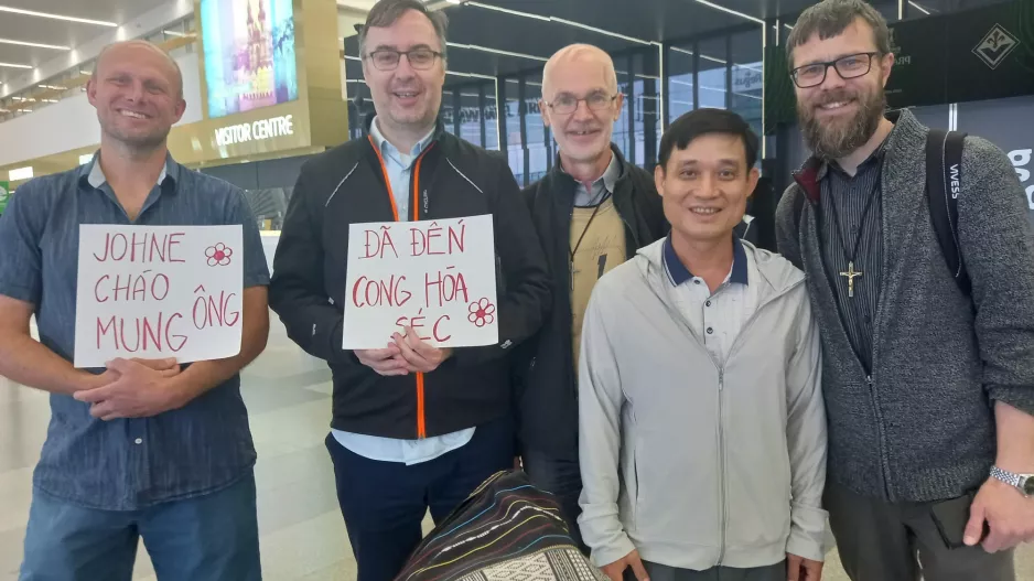 Begrüßung von  P. Giai Bình am Flughafen in Prag