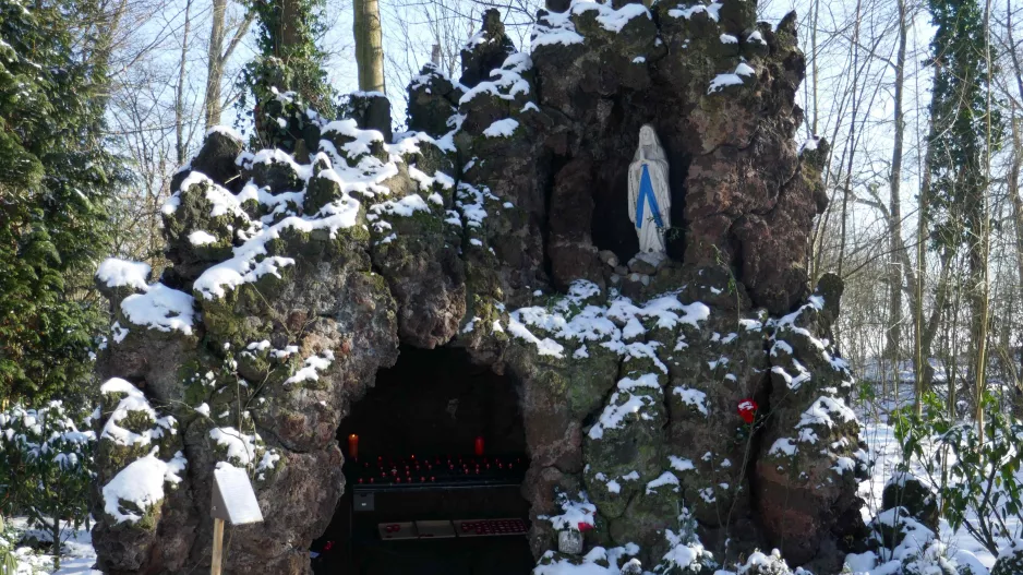 Grotte im Park des Nikolausklosters