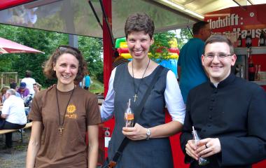 Eine Assoziierte, eine Schwester und ein Oblate stehen nebeneinander