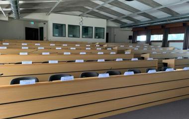 Stuhlreihen mit Namensschildern